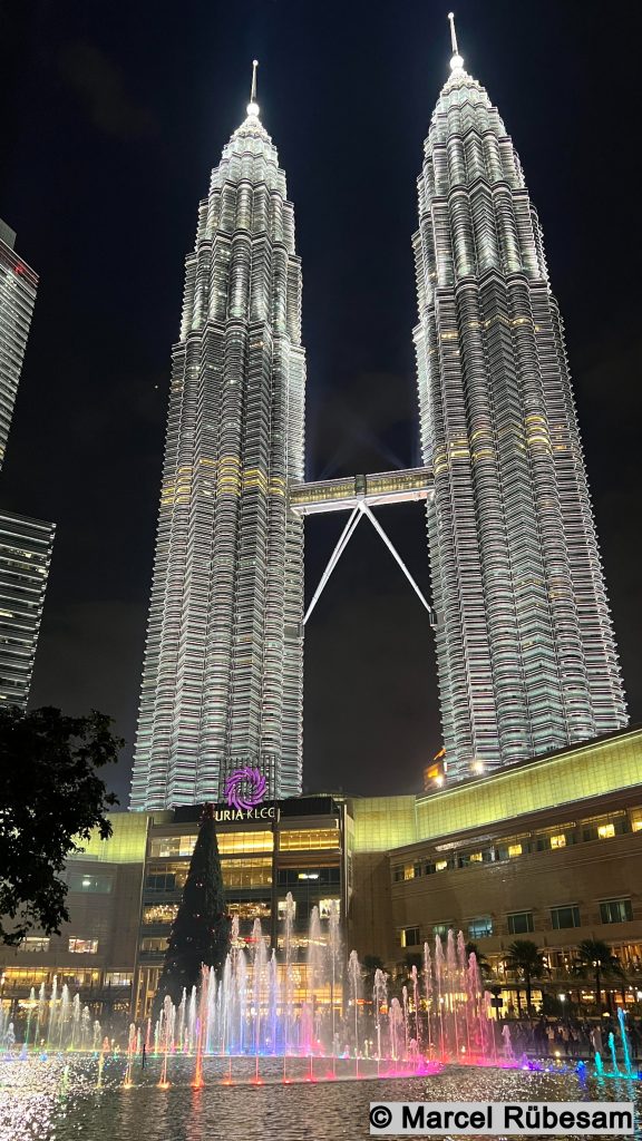 Wassershow vor den Petronas Towers