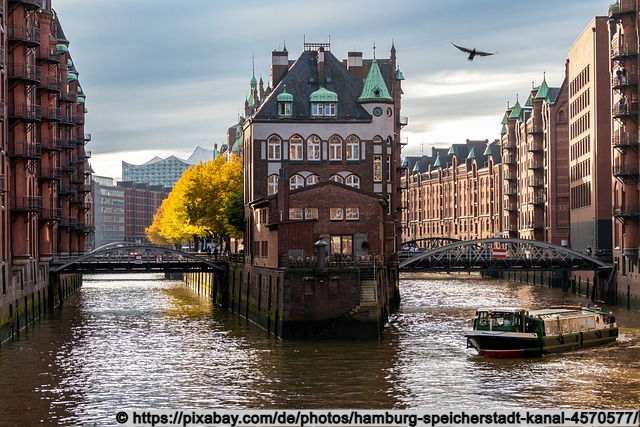 Dampferfahrt auf der Elbe in Hamburg