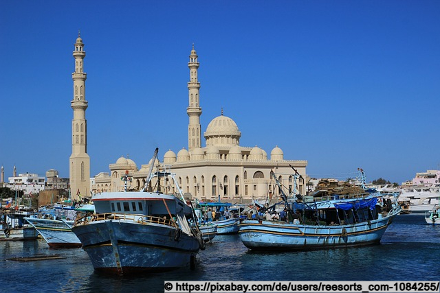 Der Hafen und eine Moschee in Hurghada