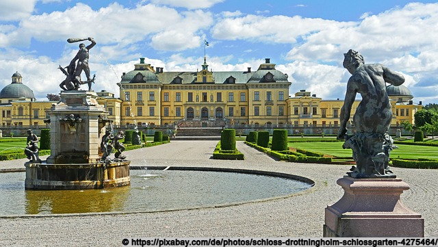 Schloss Drottningholm mit dem Springbrunnen am Park