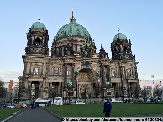 Der Berliner Dom an einem Herbsttag