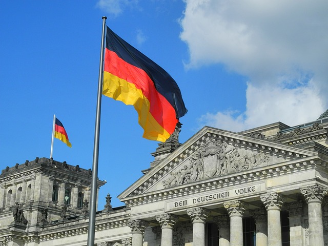 Die Deutsche Flagge vorm Berliner Reichstag